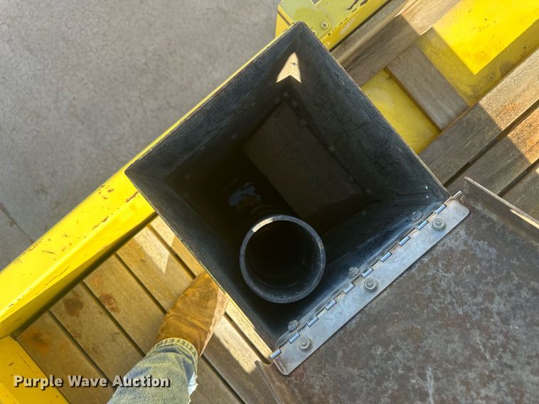 image for item IU9133 1986 Ford C800  pumper fire truck