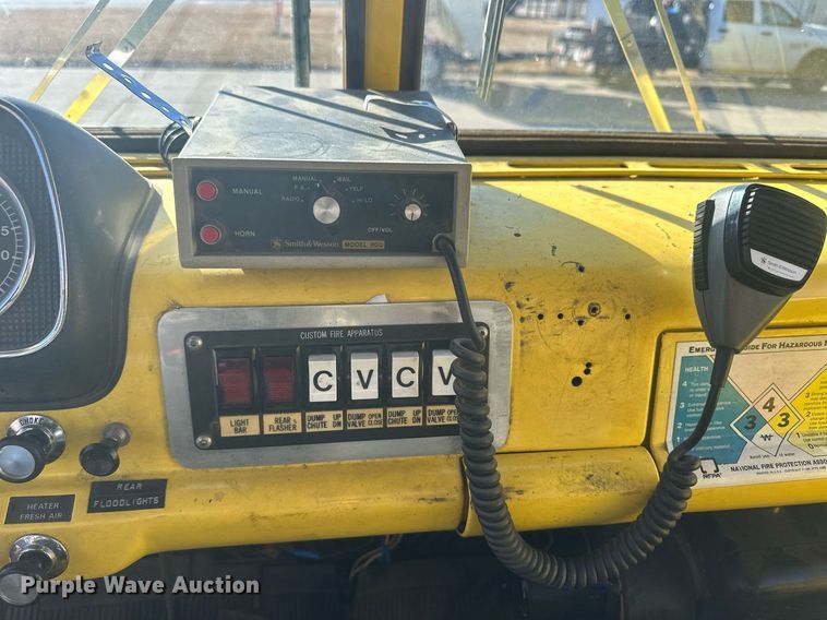 image for item IU9133 1986 Ford C800  pumper fire truck