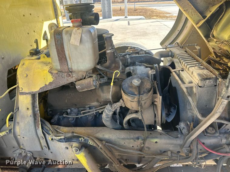 image for item IU9133 1986 Ford C800  pumper fire truck