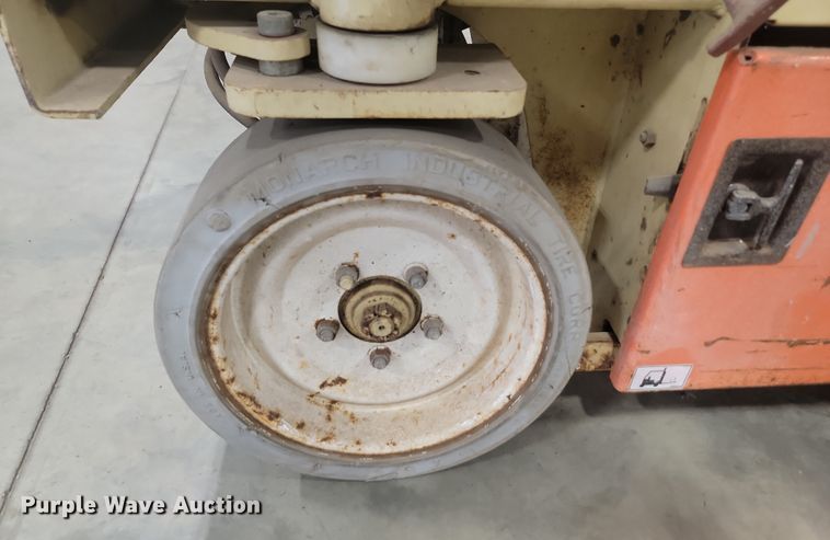 image for item KH9434 1999 JLG 2033-E  scissor lift