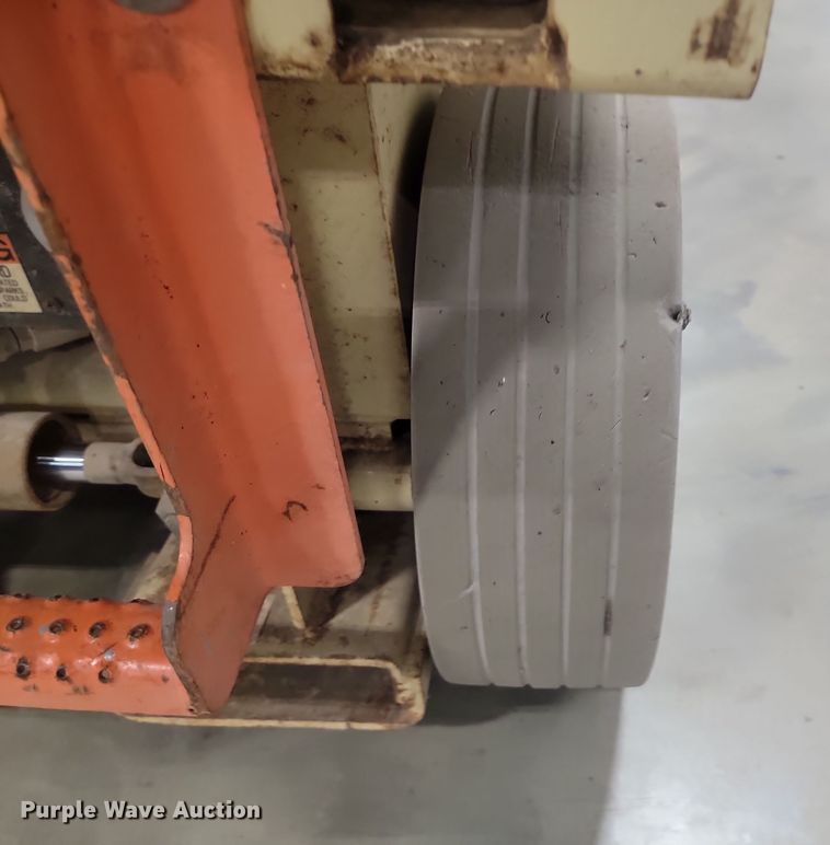 image for item KH9434 1999 JLG 2033-E  scissor lift