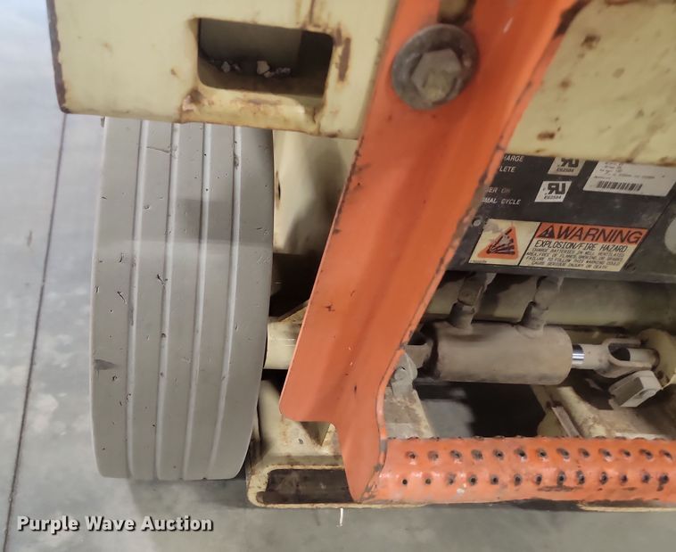image for item KH9434 1999 JLG 2033-E  scissor lift