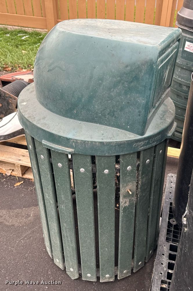 image for item LO9298 Trash cans