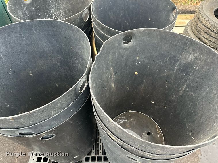 image for item LO9298 Trash cans