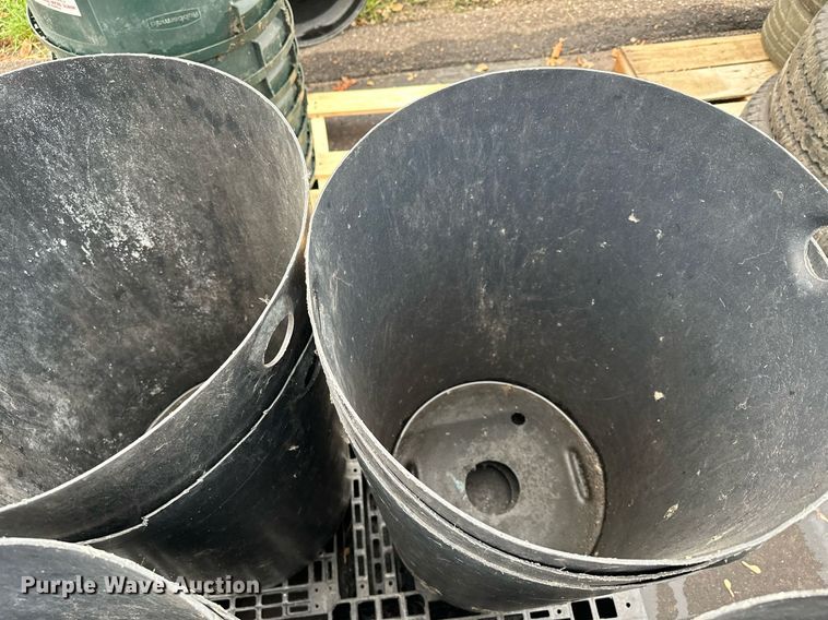 image for item LO9298 Trash cans