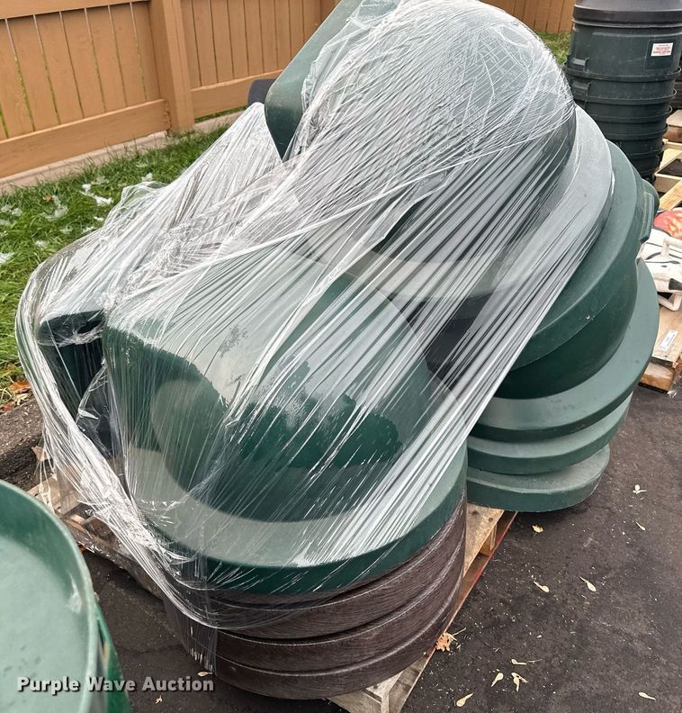 image for item LO9298 Trash cans