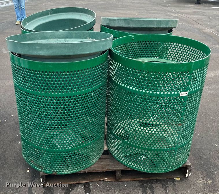 image for item LO9298 Trash cans