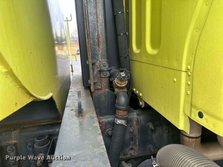 image for item LO9300 2006 Freightliner Business Class M2  dump truck