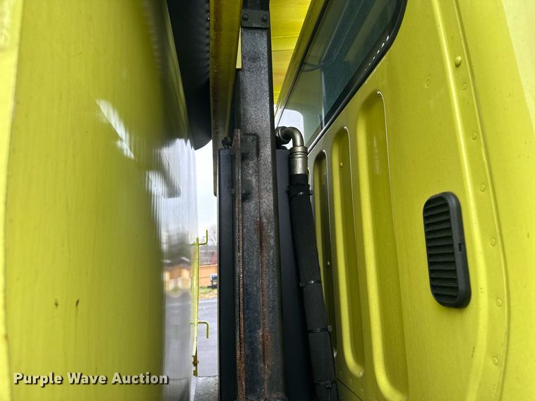 image for item LO9300 2006 Freightliner Business Class M2  dump truck