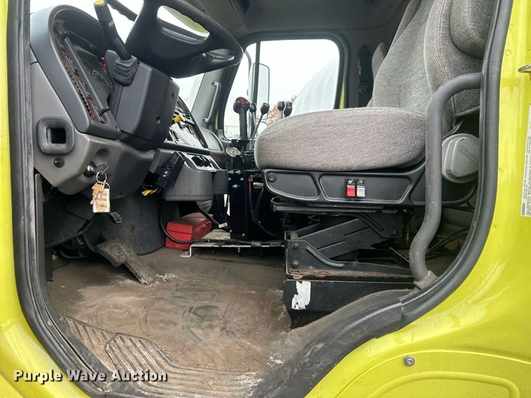 image for item LO9300 2006 Freightliner Business Class M2  dump truck