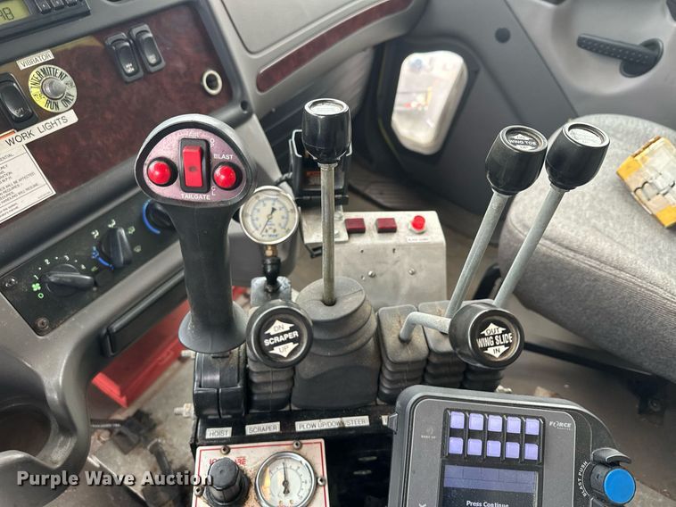 image for item LO9300 2006 Freightliner Business Class M2  dump truck