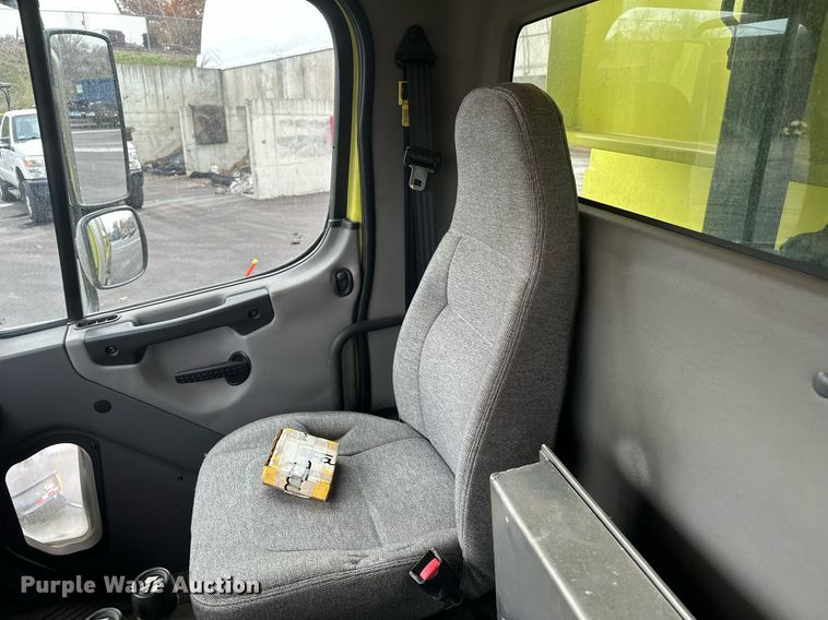 image for item LO9300 2006 Freightliner Business Class M2  dump truck