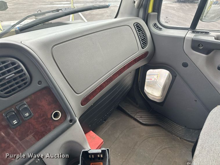 image for item LO9300 2006 Freightliner Business Class M2  dump truck