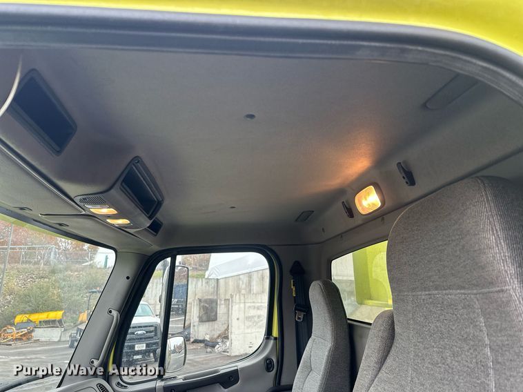 image for item LO9300 2006 Freightliner Business Class M2  dump truck