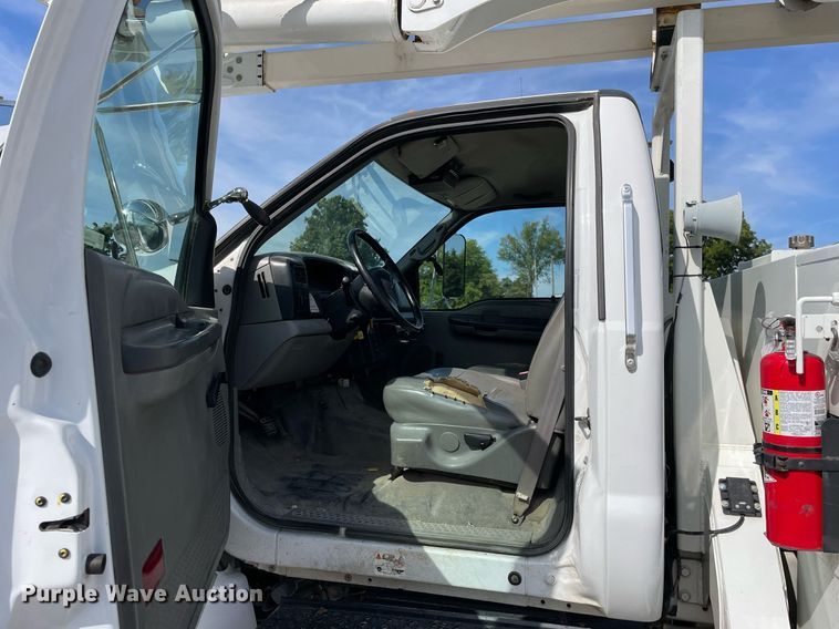image for item LV9848 2007 Ford F750 Super Duty XL  bucket truck