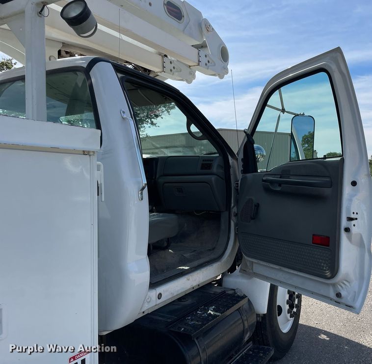 image for item LV9848 2007 Ford F750 Super Duty XL  bucket truck