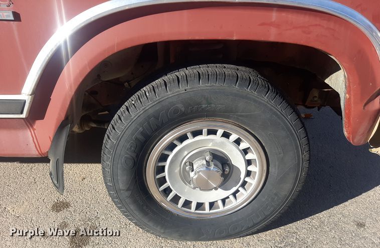 image for item LX9824 1986 Ford F150  pickup truck