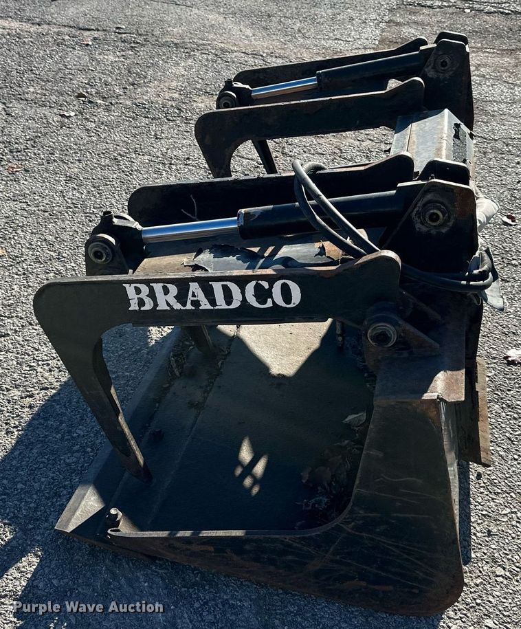 Bradco 72" W skid steer grapple bucket in Roeland Park, KS Item