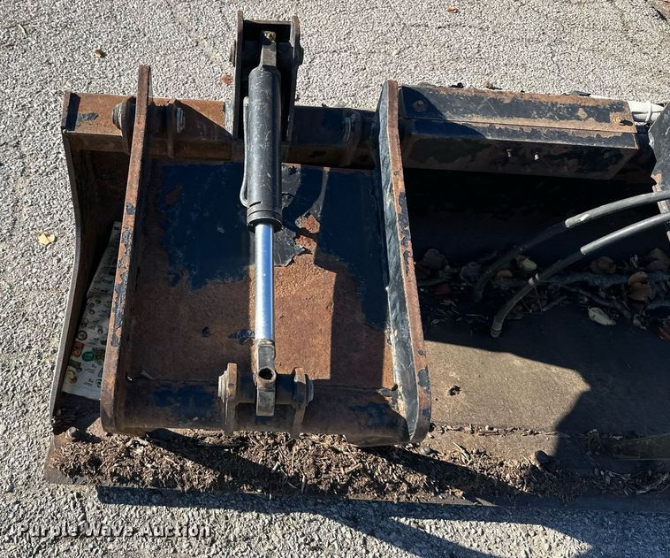 image for item NL9166 Bradco  72" W skid steer grapple bucket