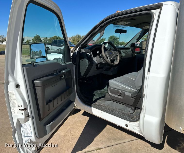 image for item NQ9541 2014 Ford F350 Super Duty  box truck