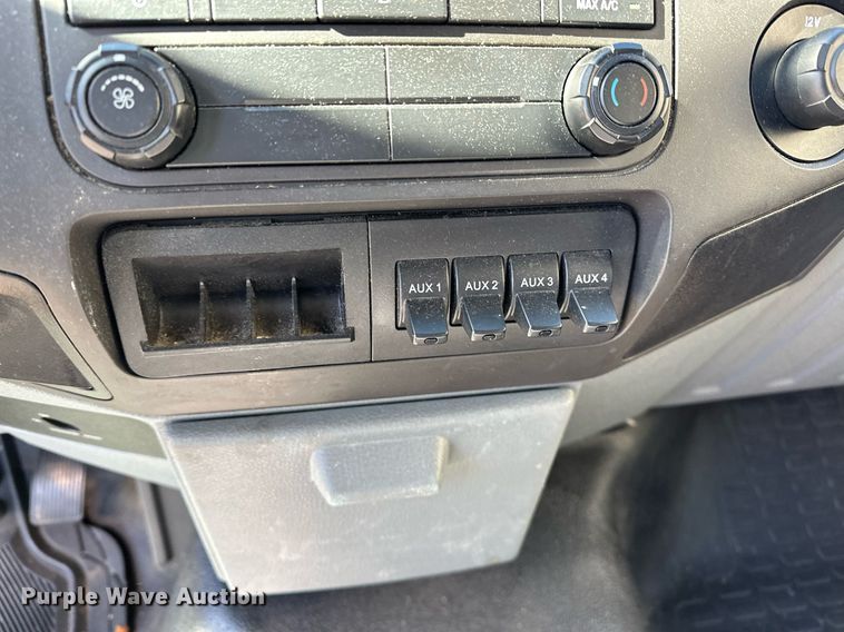 image for item NQ9541 2014 Ford F350 Super Duty  box truck