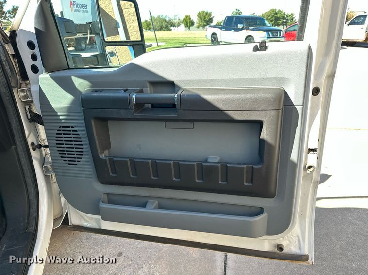 image for item NQ9541 2014 Ford F350 Super Duty  box truck
