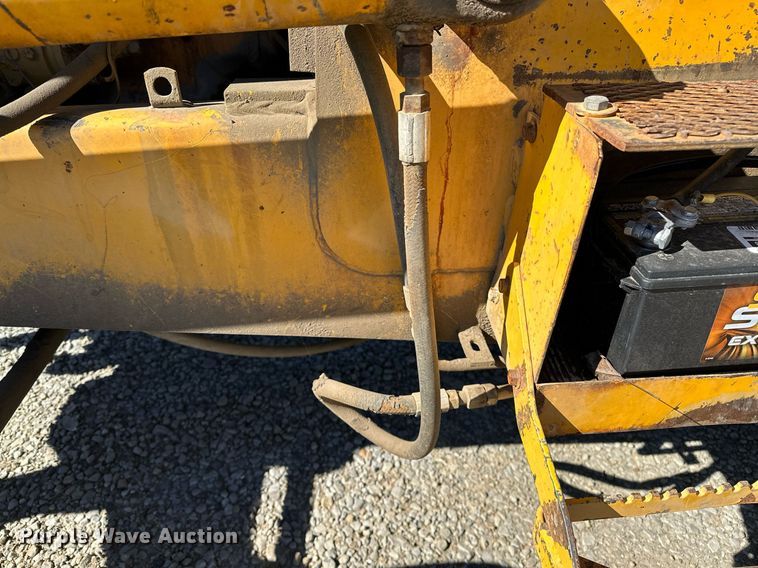 image for item NQ9544 1988 John Deere 310C  backhoe