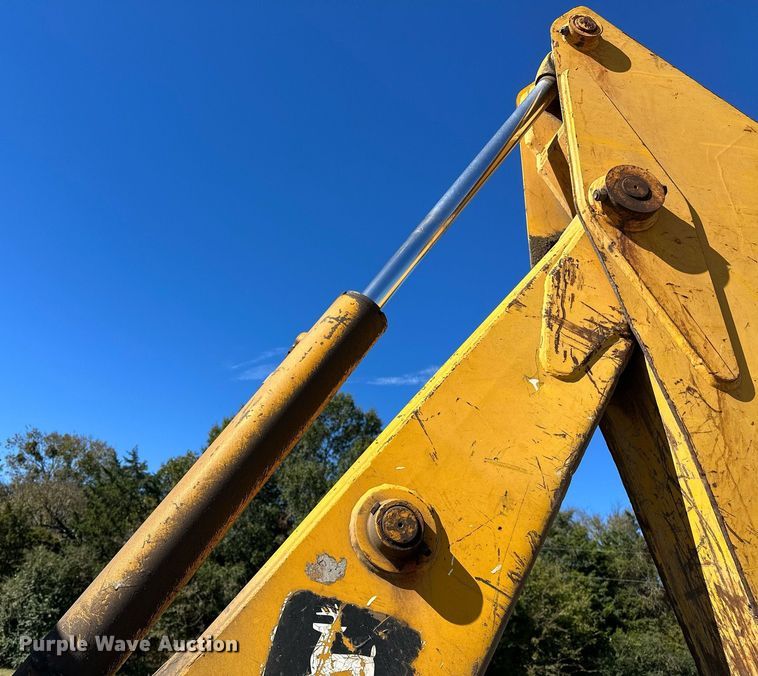 image for item NQ9544 1988 John Deere 310C  backhoe