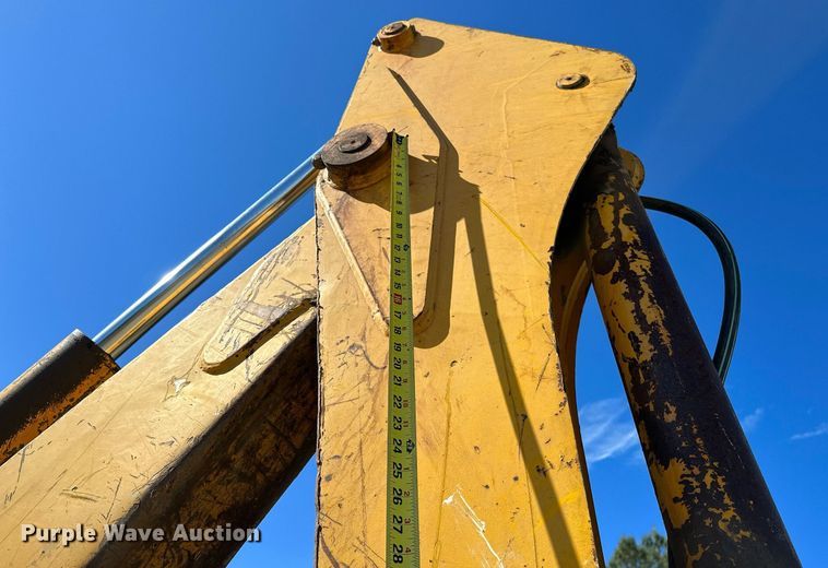 image for item NQ9544 1988 John Deere 310C  backhoe