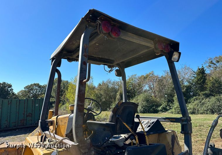 image for item NQ9544 1988 John Deere 310C  backhoe