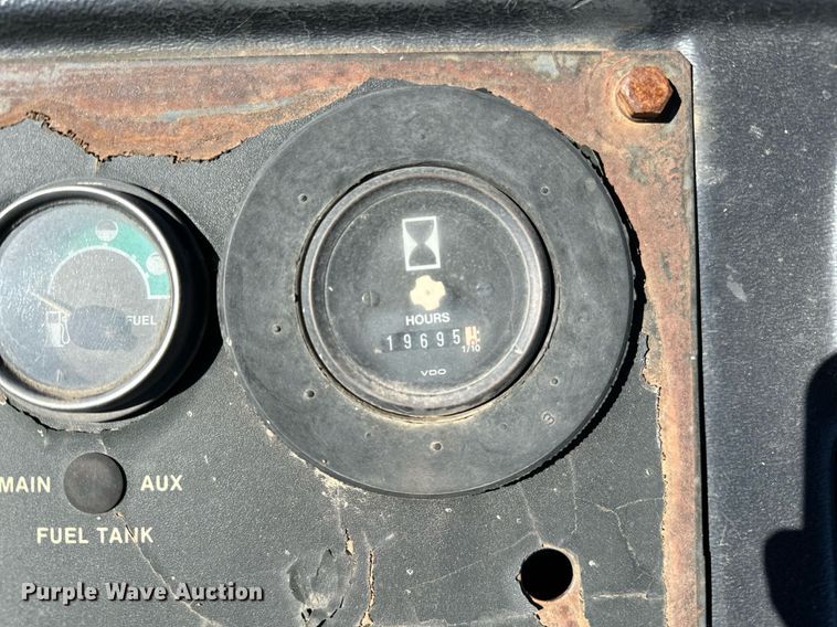 image for item NQ9544 1988 John Deere 310C  backhoe