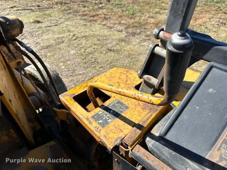 image for item NQ9544 1988 John Deere 310C  backhoe