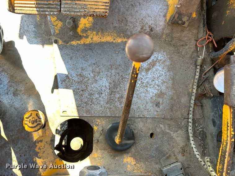 image for item NQ9544 1988 John Deere 310C  backhoe