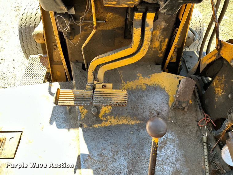 image for item NQ9544 1988 John Deere 310C  backhoe