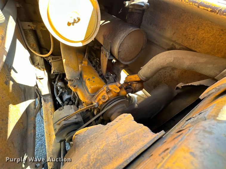 image for item NQ9544 1988 John Deere 310C  backhoe