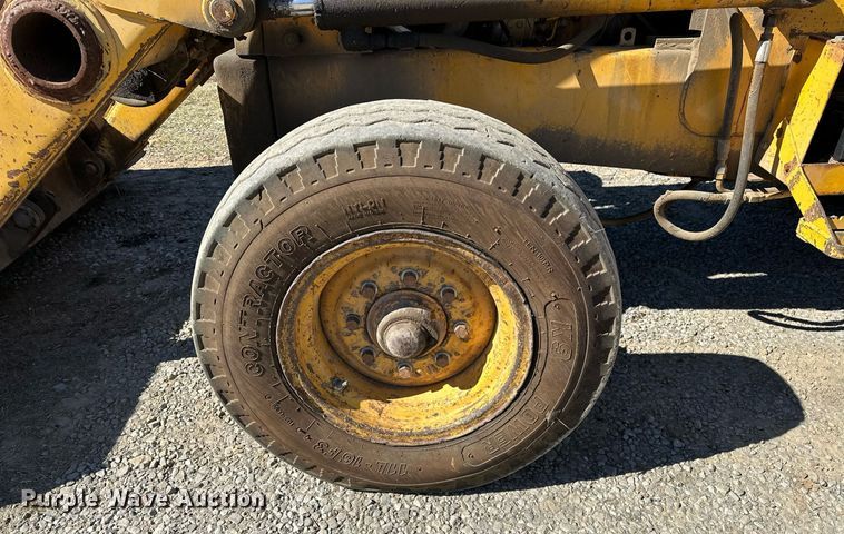 image for item NQ9544 1988 John Deere 310C  backhoe