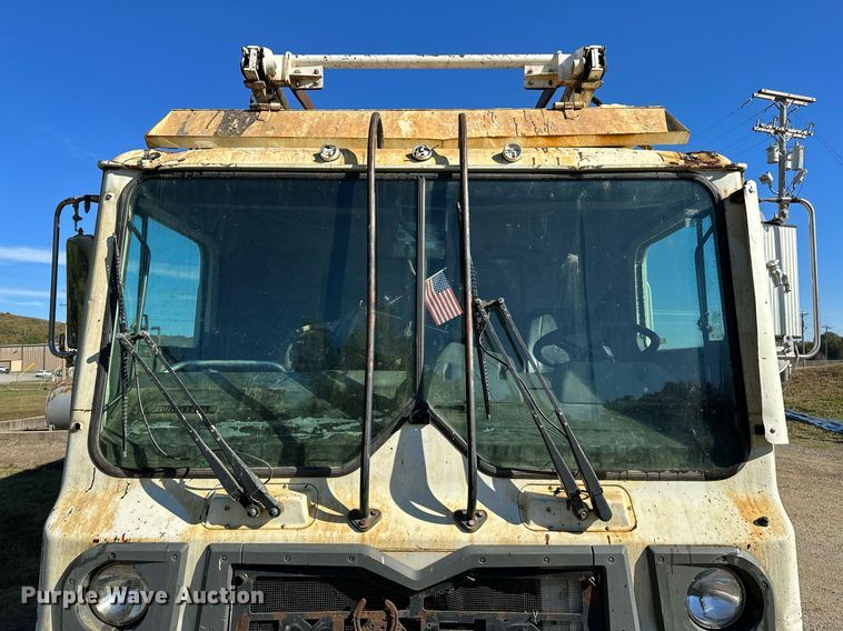 image for item NQ9547 2013 Mack MRU-613  refuse truck
