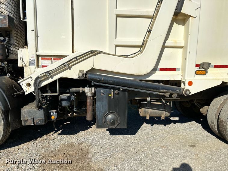 image for item NQ9547 2013 Mack MRU-613  refuse truck