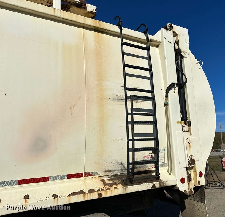 image for item NQ9547 2013 Mack MRU-613  refuse truck