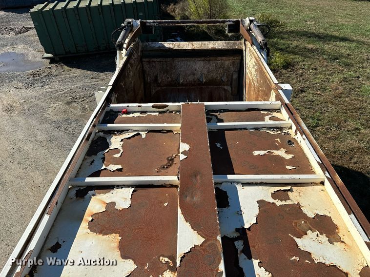 image for item NQ9547 2013 Mack MRU-613  refuse truck