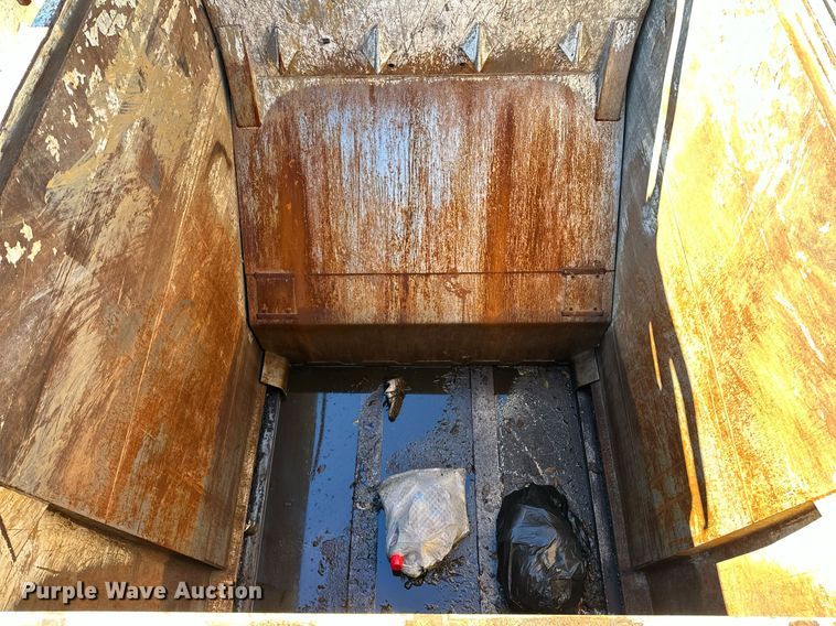 image for item NQ9547 2013 Mack MRU-613  refuse truck