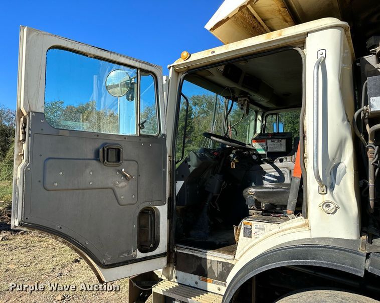 image for item NQ9547 2013 Mack MRU-613  refuse truck