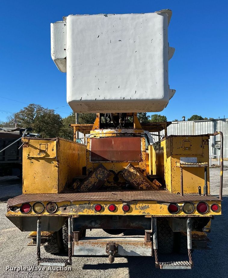 image for item NQ9548 1995 Ford F800  bucket truck
