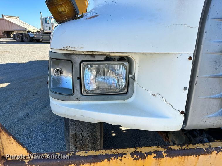image for item NQ9548 1995 Ford F800  bucket truck
