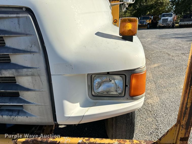 image for item NQ9548 1995 Ford F800  bucket truck