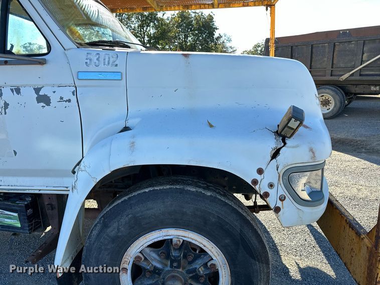 image for item NQ9548 1995 Ford F800  bucket truck