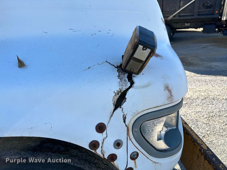 image for item NQ9548 1995 Ford F800  bucket truck