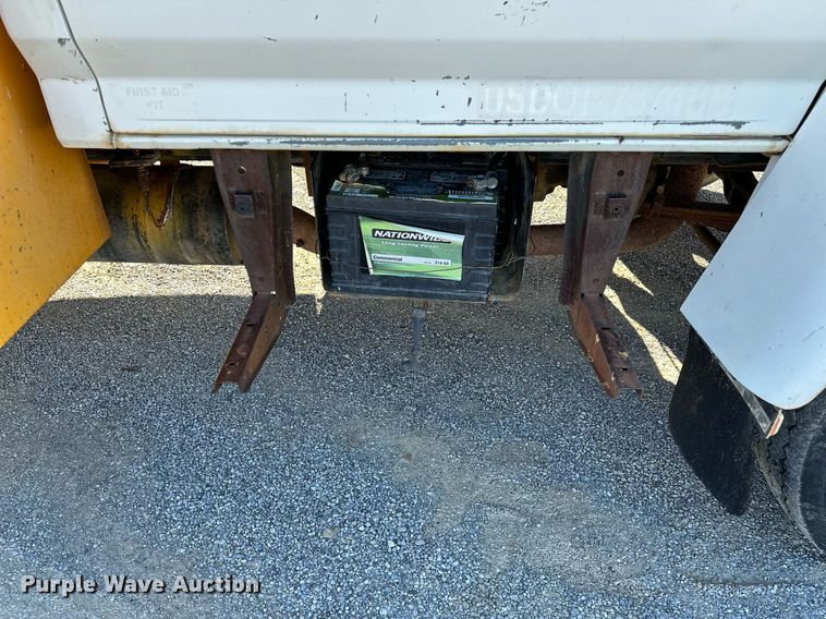 image for item NQ9548 1995 Ford F800  bucket truck