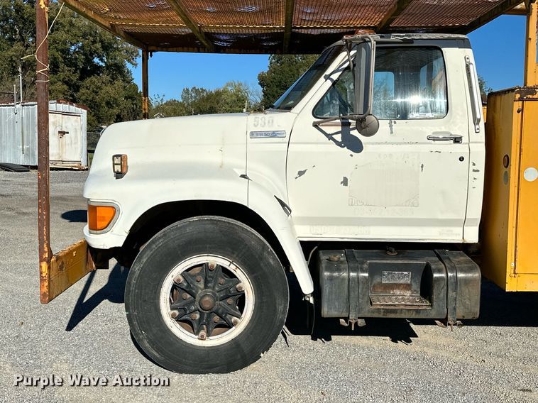 image for item NQ9548 1995 Ford F800  bucket truck