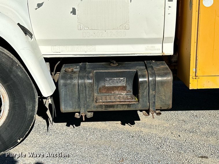 image for item NQ9548 1995 Ford F800  bucket truck
